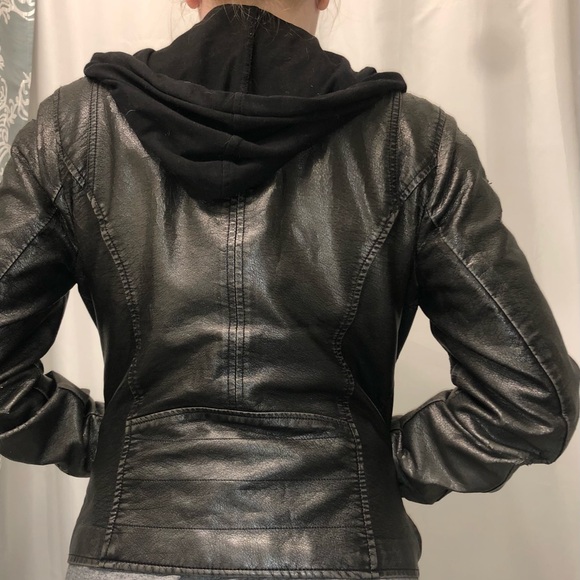 Black Rivet faux leather motorcycle jacket (M) - Picture 4 of 9